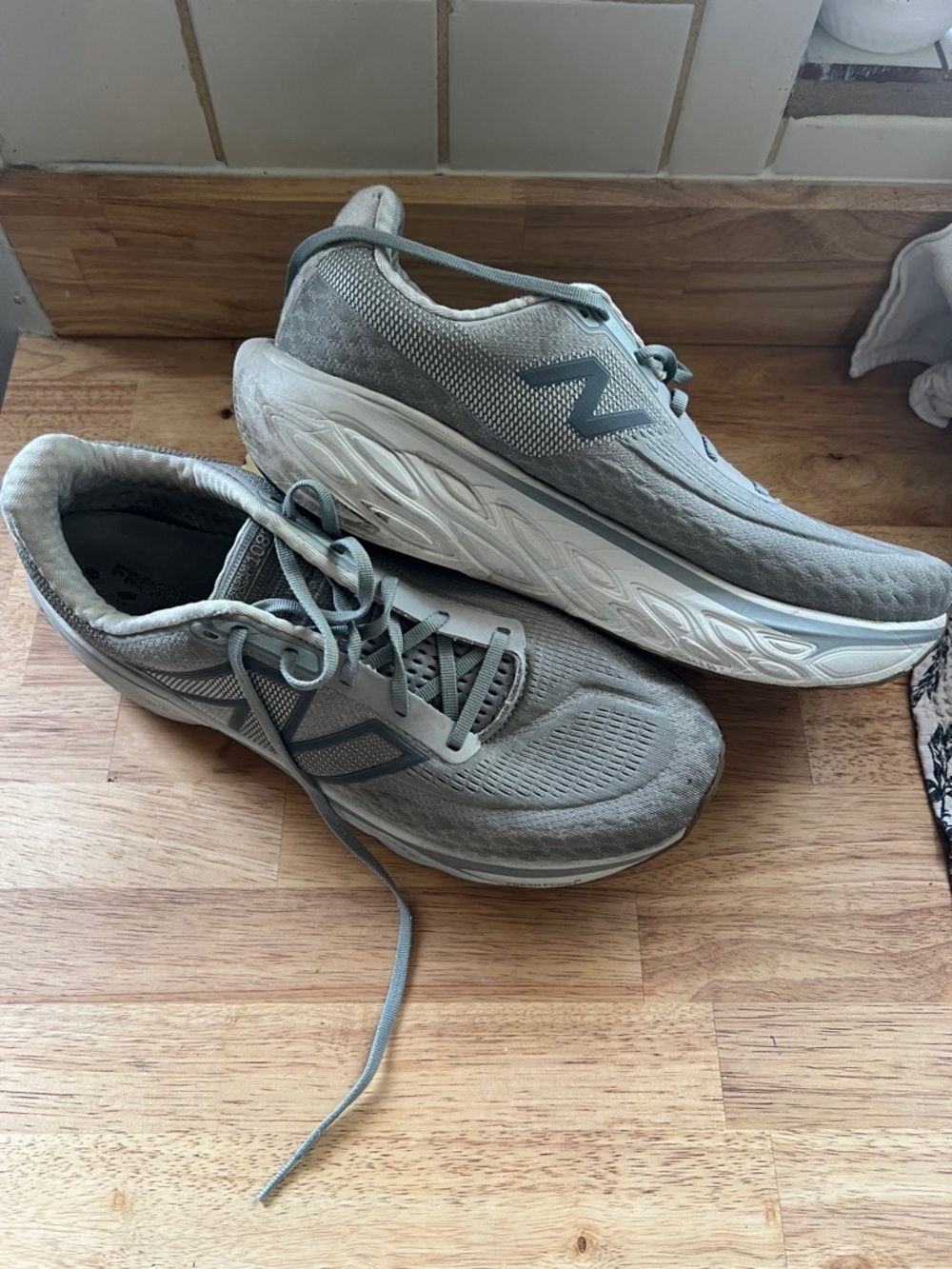 New Balance Men's Light Gray Athletic Running Shoes